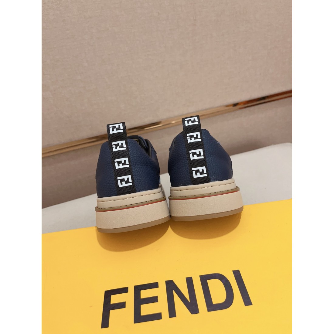 FENDI フェンディ コピー カジュアルシューズ 洗練された軽やかさが魅力 今話題