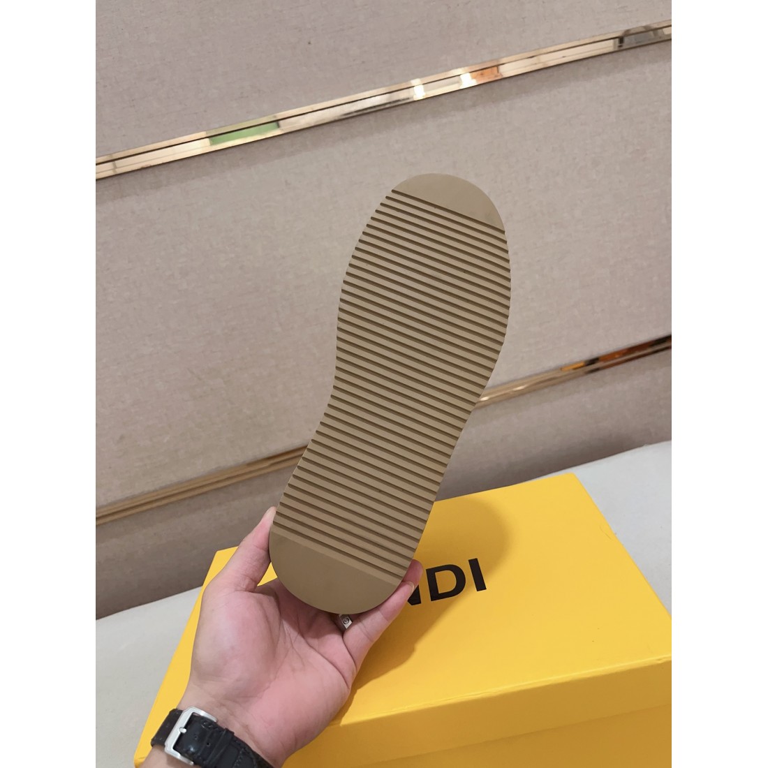 FENDI フェンディ コピー カジュアルシューズ 洗練された軽やかさが魅力 今話題
