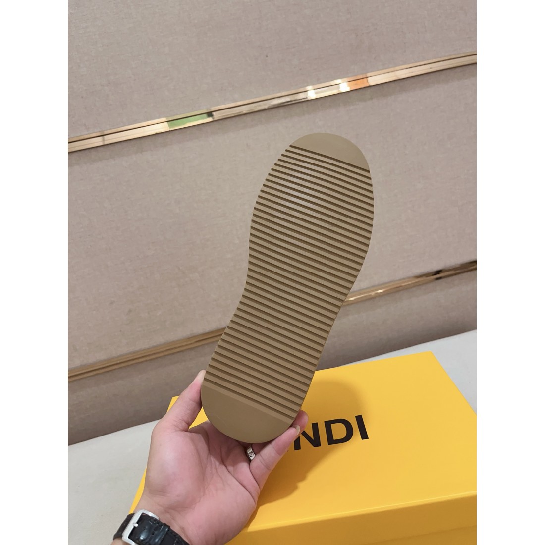 人気の FENDI フェンディ コピー カジュアルシューズ 上質でスマートな印象に