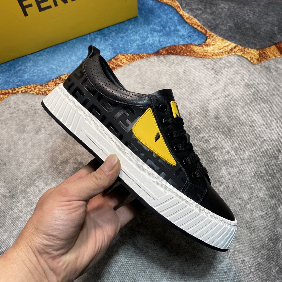  スタイリッシュで軽快な FENDI フェンディ コピー カジュアルシューズ 今季注目