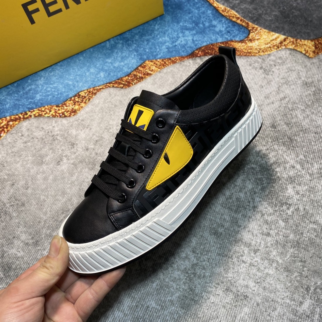  スタイリッシュで軽快な FENDI フェンディ コピー カジュアルシューズ 今季注目