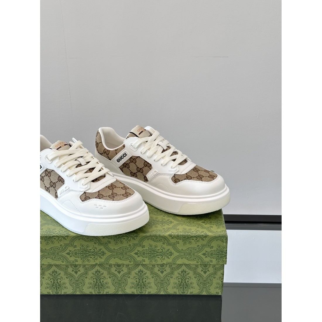  GUCCI グッチ コピー カジュアルシューズ 話題のシンプルで上品なスタイル