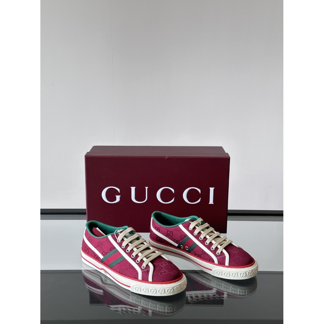 GUCCI グッチ コピー カジュアルシューズ 現代的で魅力的なデザイン 人気上昇中