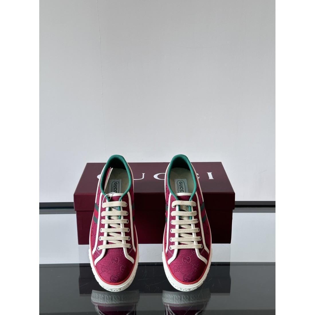 GUCCI グッチ コピー カジュアルシューズ 現代的で魅力的なデザイン 人気上昇中