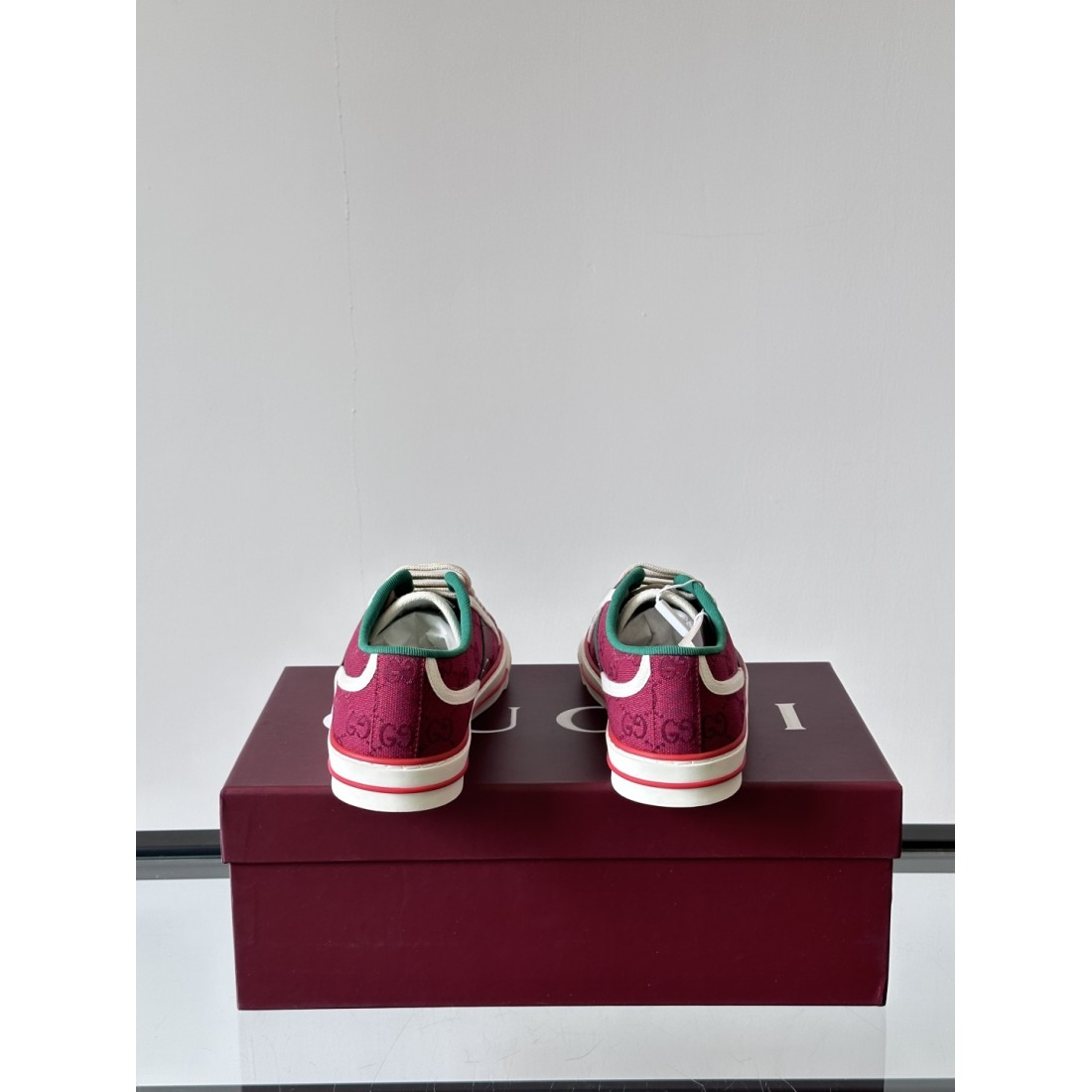 GUCCI グッチ コピー カジュアルシューズ 現代的で魅力的なデザイン 人気上昇中