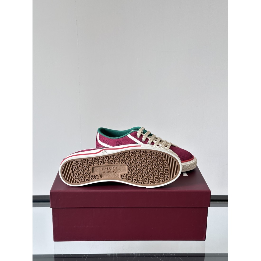 GUCCI グッチ コピー カジュアルシューズ 現代的で魅力的なデザイン 人気上昇中