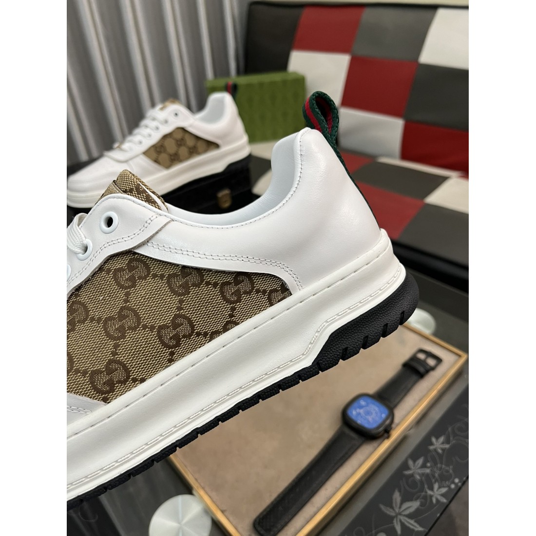  グッチ コピー カジュアルシューズ ミニマルで GUCCI 洗練された印象が魅力