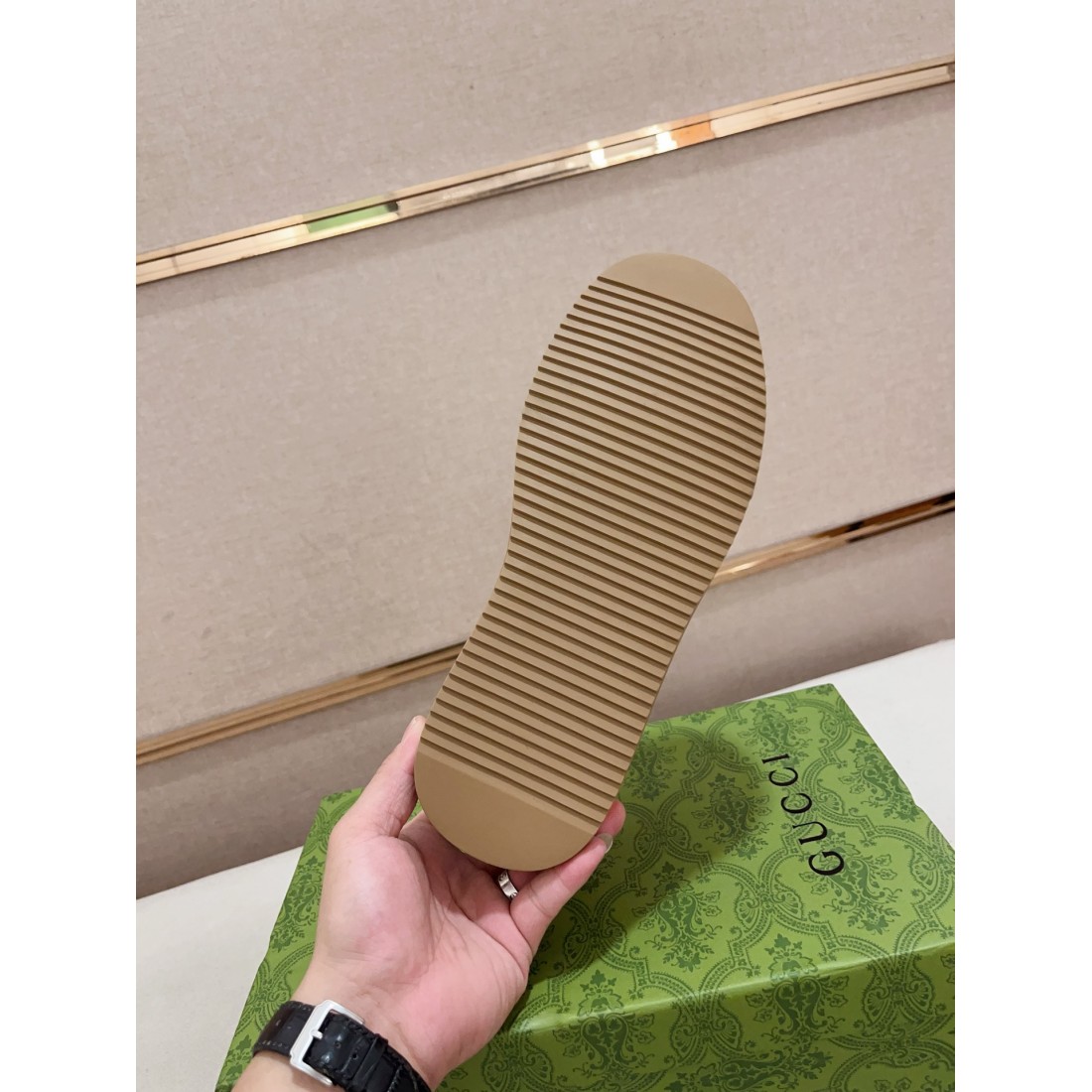 GUCCI グッチ コピー カジュアルシューズ スマートで注目度の高い仕上がり