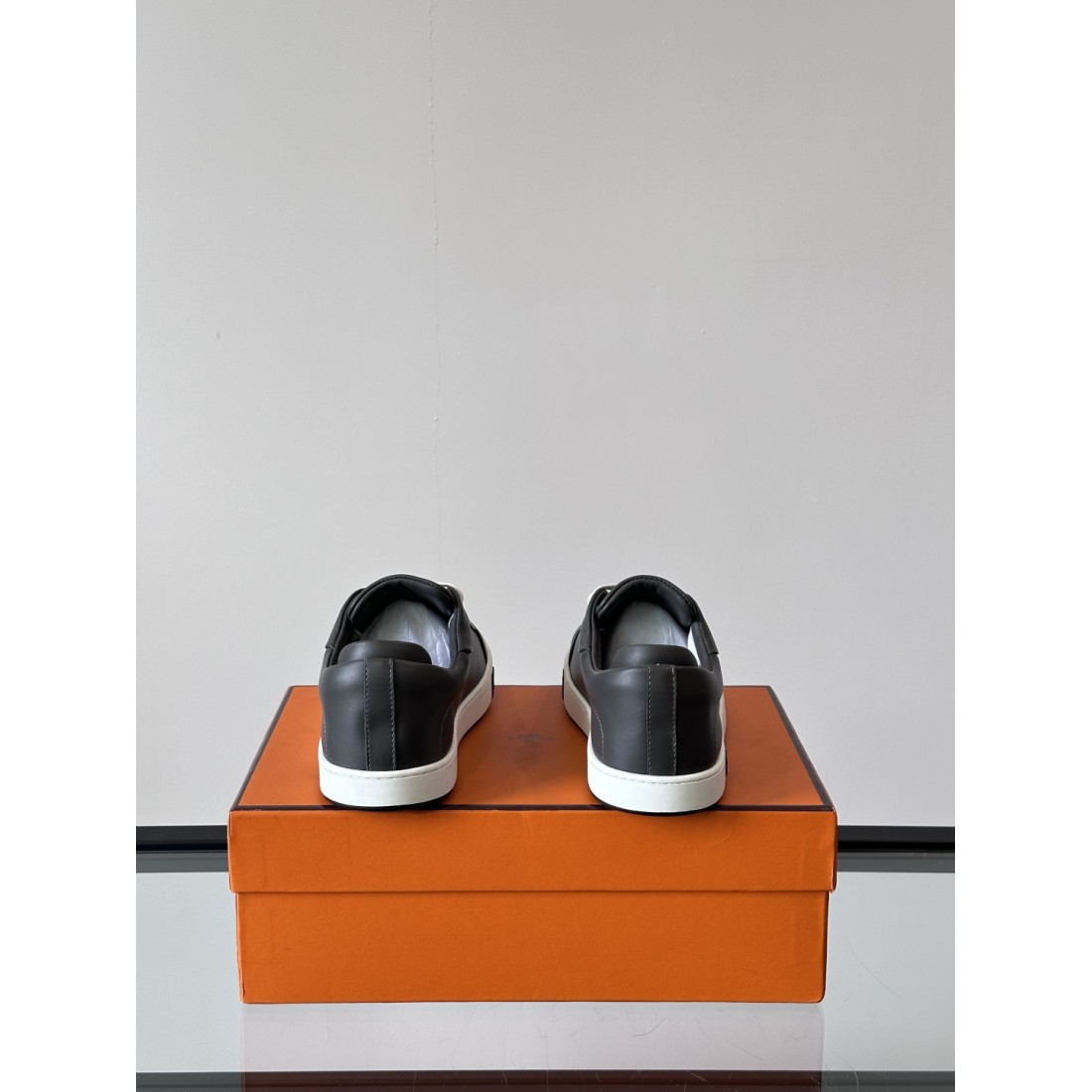 HERMES エルメス コピー カジュアルシューズ 洗練されたシルエットと高機能 