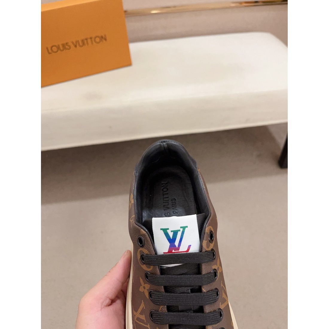 話題の LOUIS VUITTON ルイヴィトン コピー カジュアルシューズ 洗練感