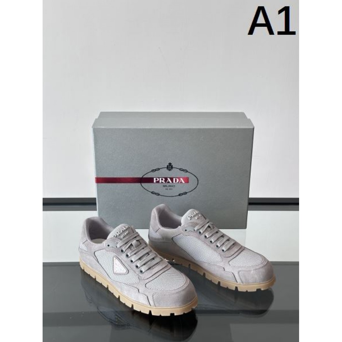 注目の PRADA プラダ コピー カジュアルシューズ ミニマルで実用的なフォルム