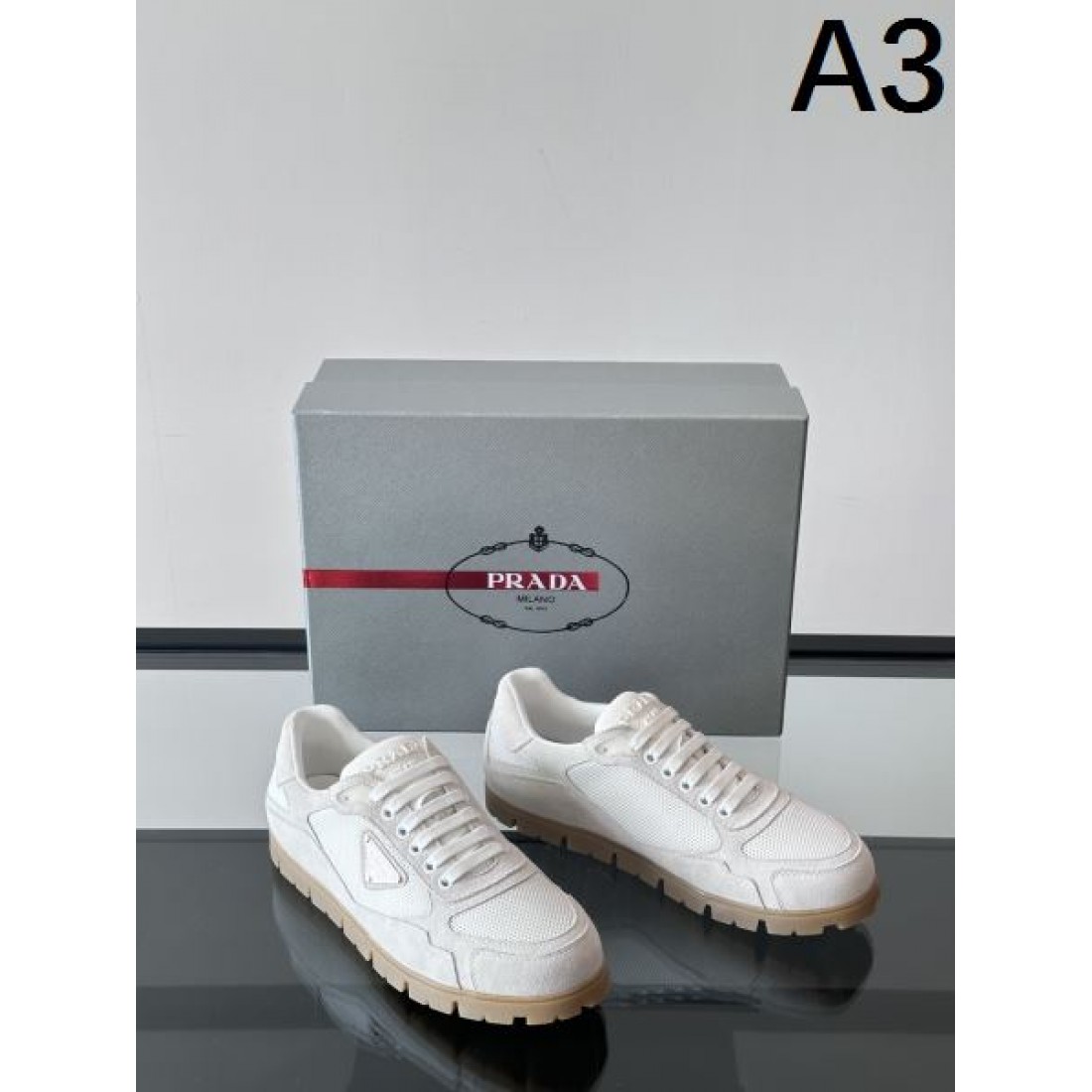注目の PRADA プラダ コピー カジュアルシューズ ミニマルで実用的なフォルム