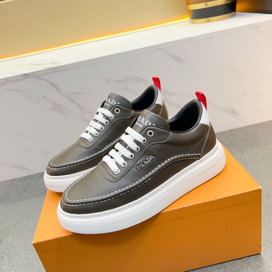 現代的で爽やかな PRADA プラダ コピー カジュアルシューズ 注目度上昇中
