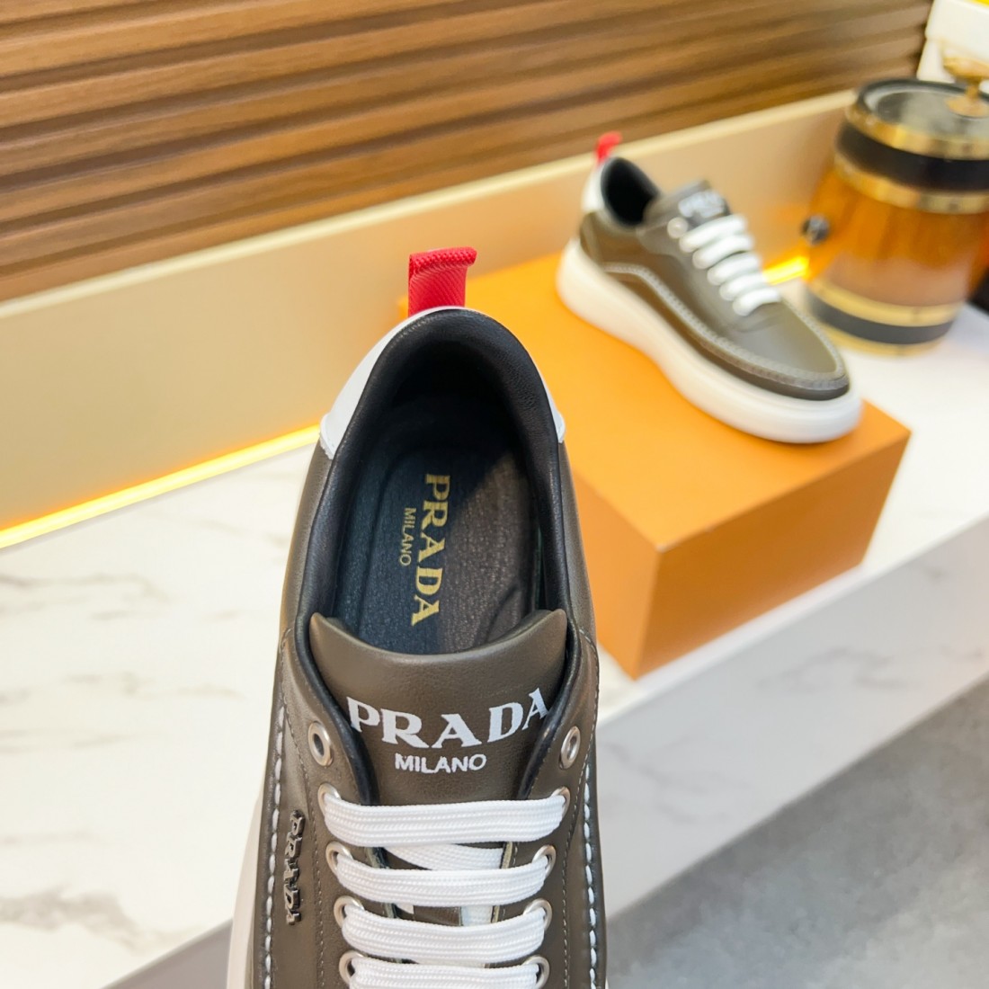 現代的で爽やかな PRADA プラダ コピー カジュアルシューズ 注目度上昇中