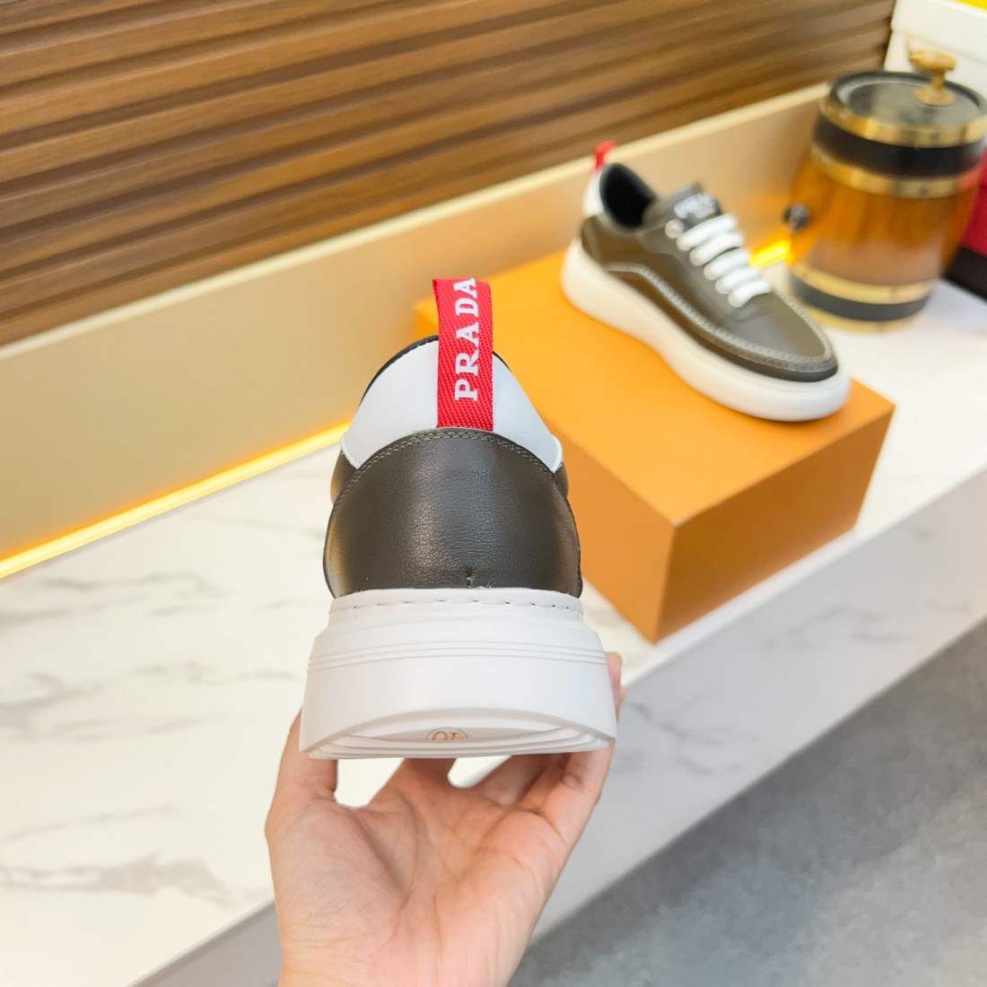 現代的で爽やかな PRADA プラダ コピー カジュアルシューズ 注目度上昇中