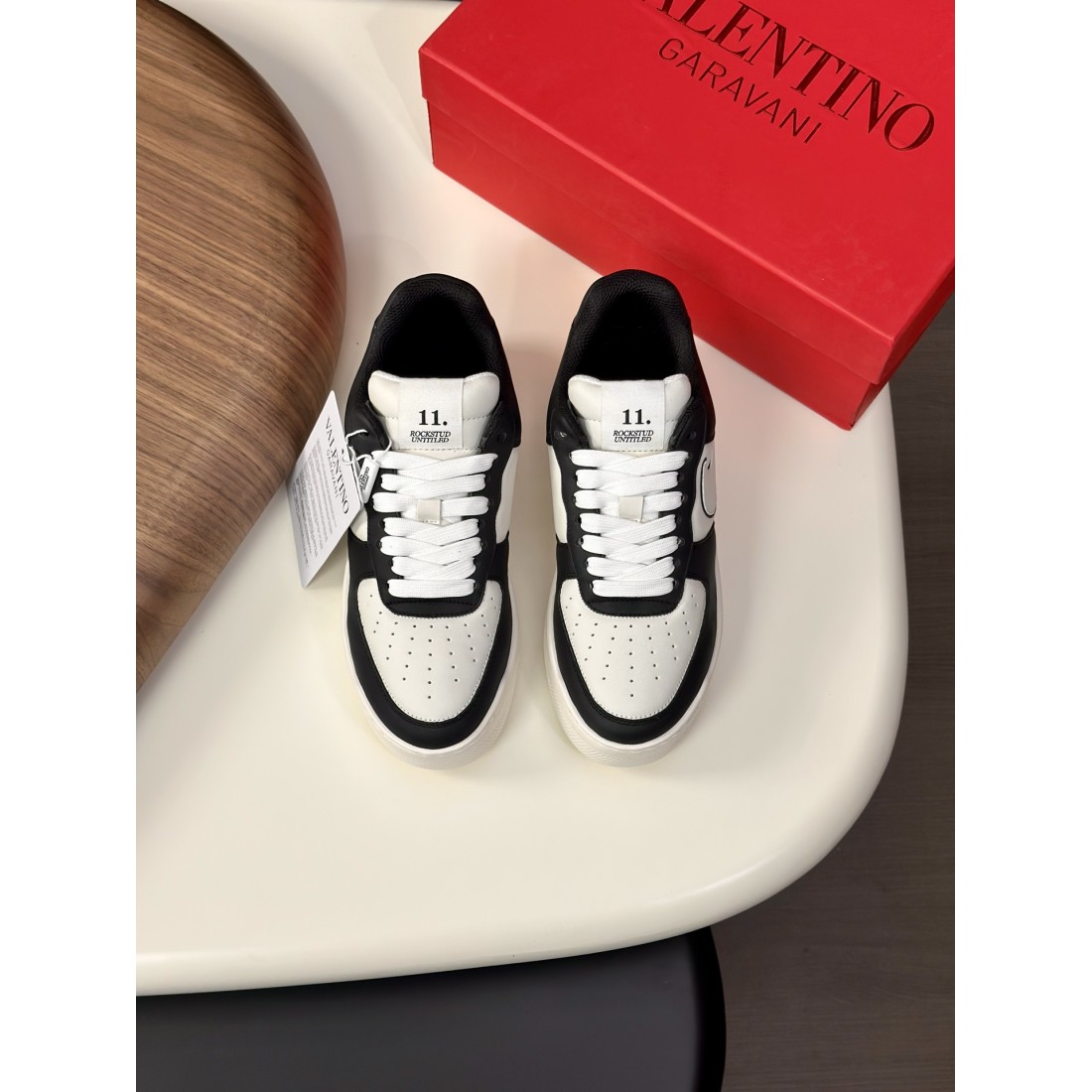 高級感ただよう VALENTINO ヴァレンティノ コピー カジュアルシューズ 洗練美