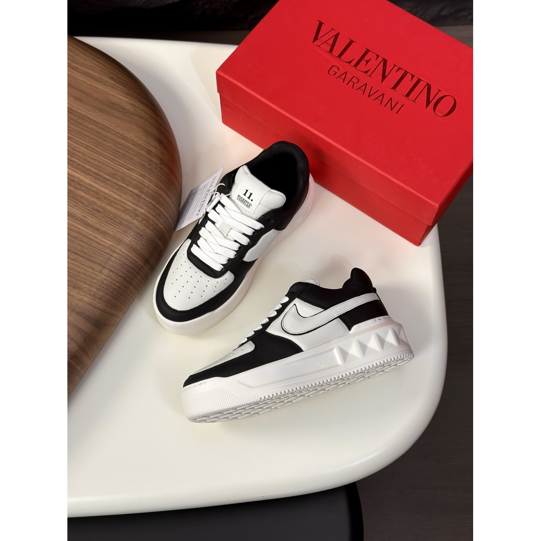 高級感ただよう VALENTINO ヴァレンティノ コピー カジュアルシューズ 洗練美