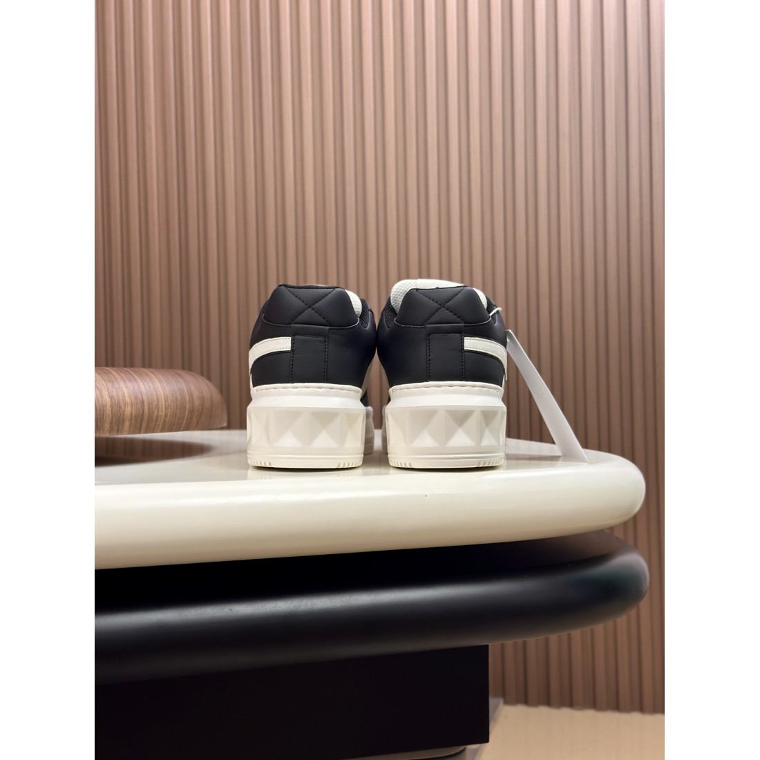 高級感ただよう VALENTINO ヴァレンティノ コピー カジュアルシューズ 洗練美