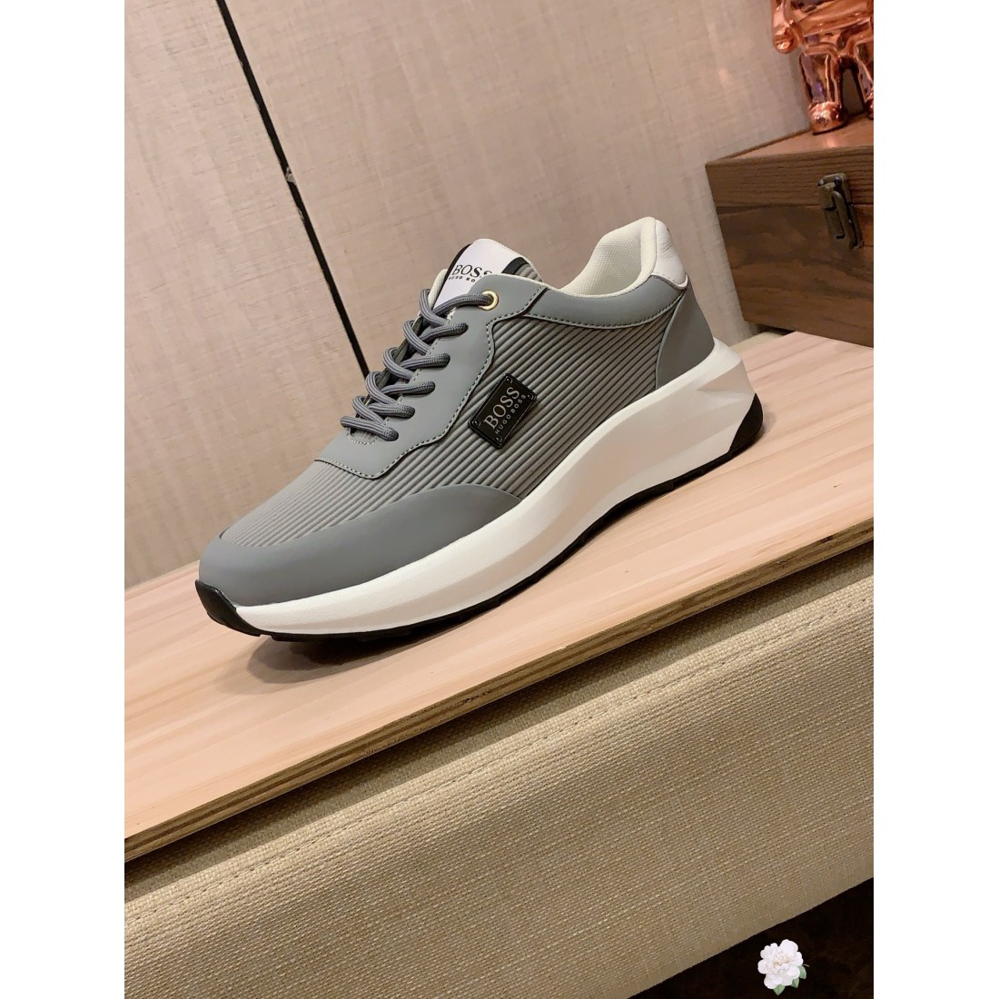 FENDI フェンディ スーパー コピー カジュアルシューズ 快適でスタイリッシュな印象