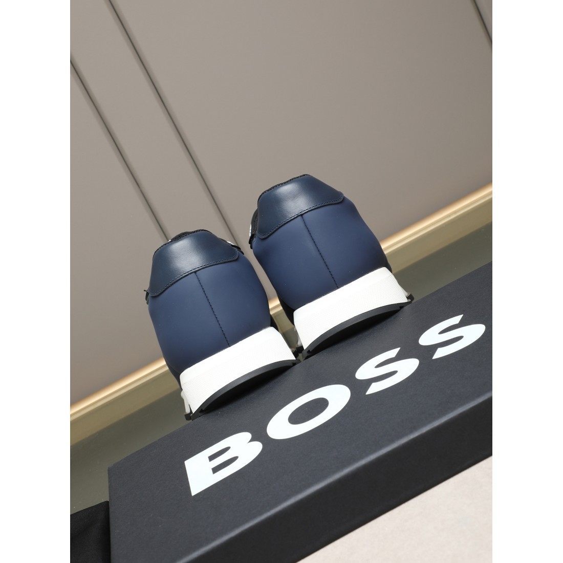  魅力的な FENDI フェンディ スーパー コピー カジュアルシューズ 高性能なスタイル