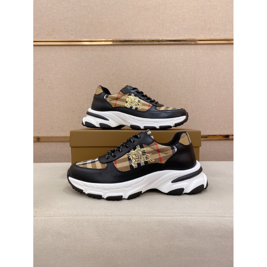  洗練された FENDI フェンディ スーパー コピー カジュアルシューズ エレガントな雰囲気