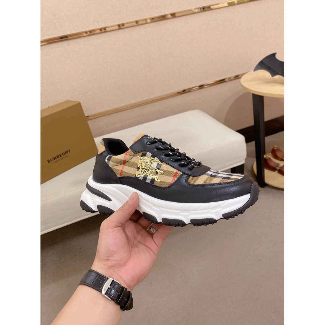  洗練された FENDI フェンディ スーパー コピー カジュアルシューズ エレガントな雰囲気