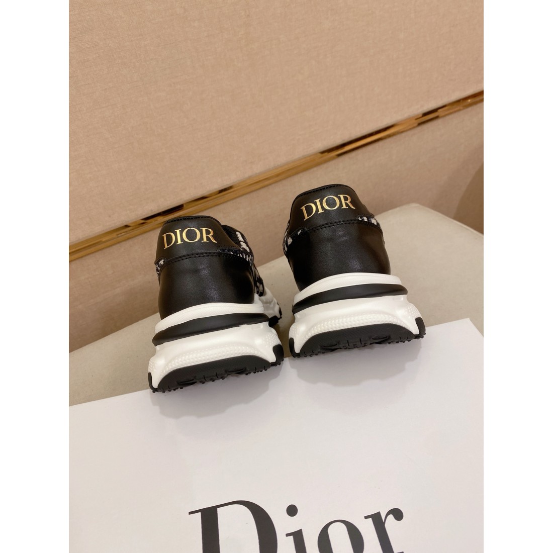 シーズンの流行にチェック GUCCI グッチ コピー カジュアルシューズ 大人可愛い