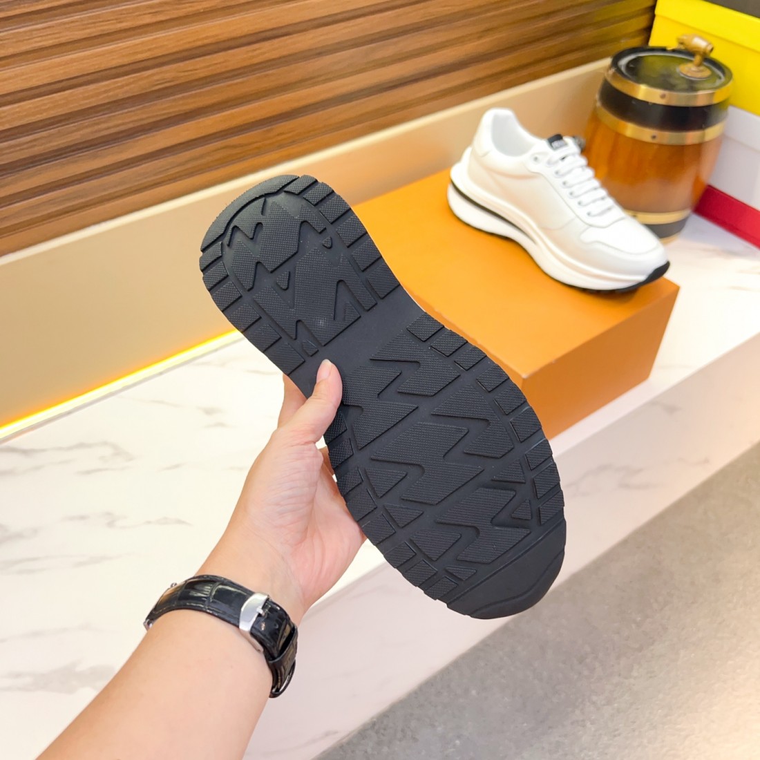 オールシーズン活躍 VALENTINO ヴァレンティノ コピー カジュアルシューズ 旬コーデに最適