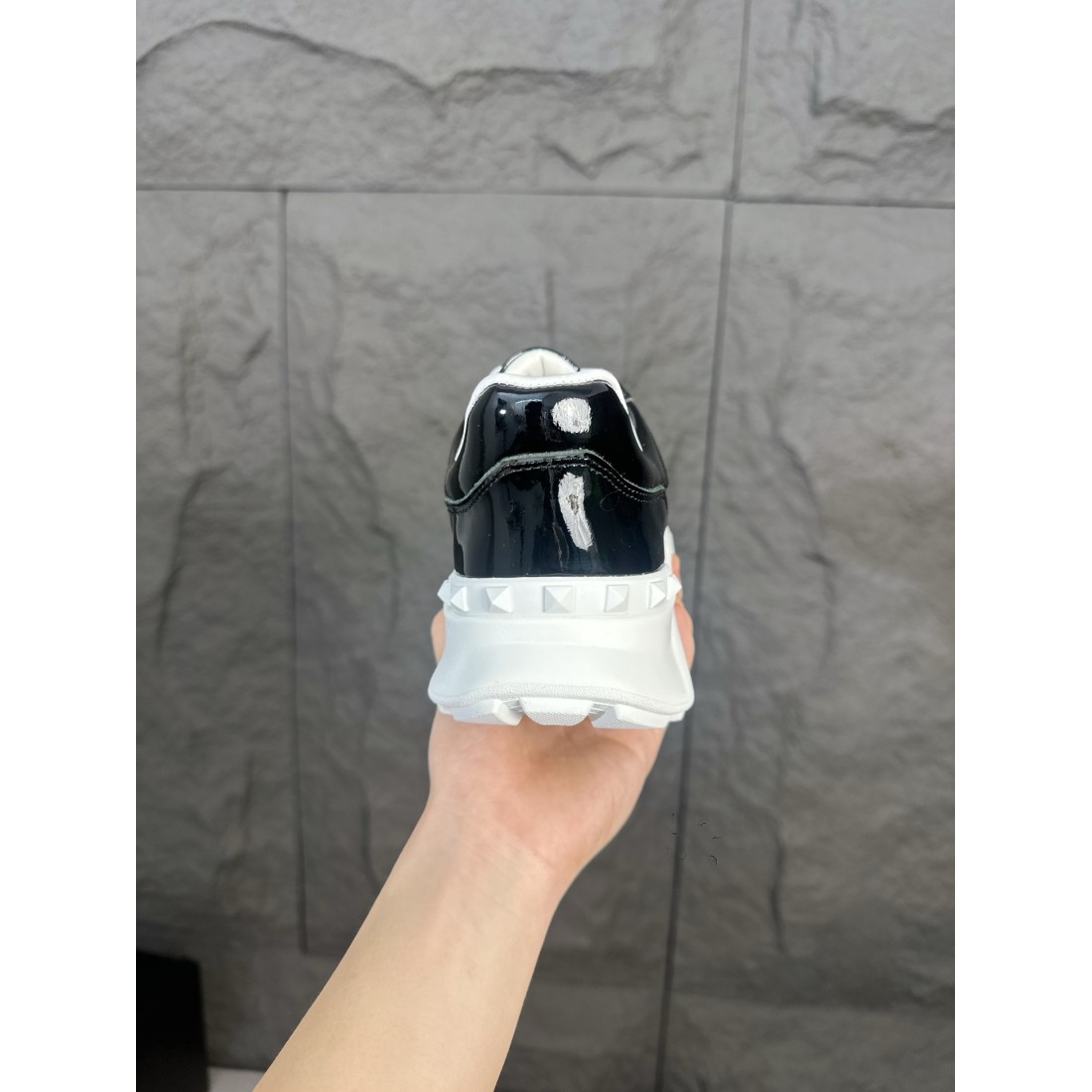 今季イチオシ VALENTINO ヴァレンティノ コピー カジュアルシューズ 旬コーデに最適
