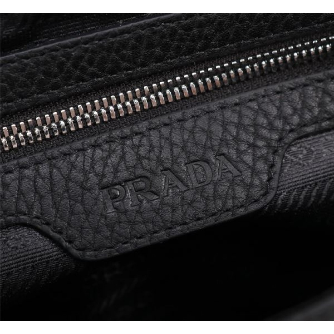 プラダ コピー バックパック 軽量かつエレガントな最新作 PRADA