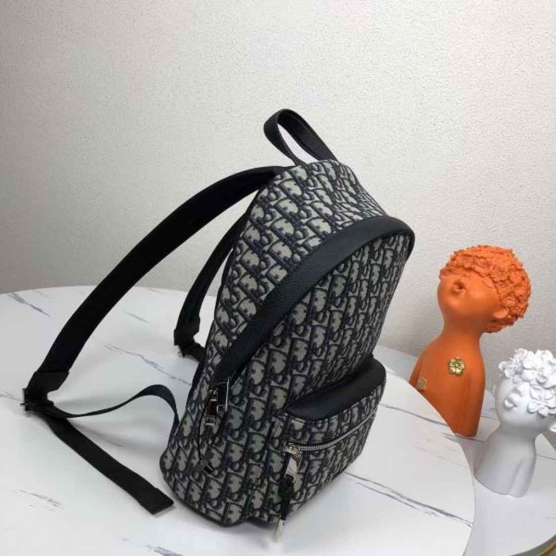 エレガントな印象を与える 洗練された DIOR コピー バックパック を手に入れて