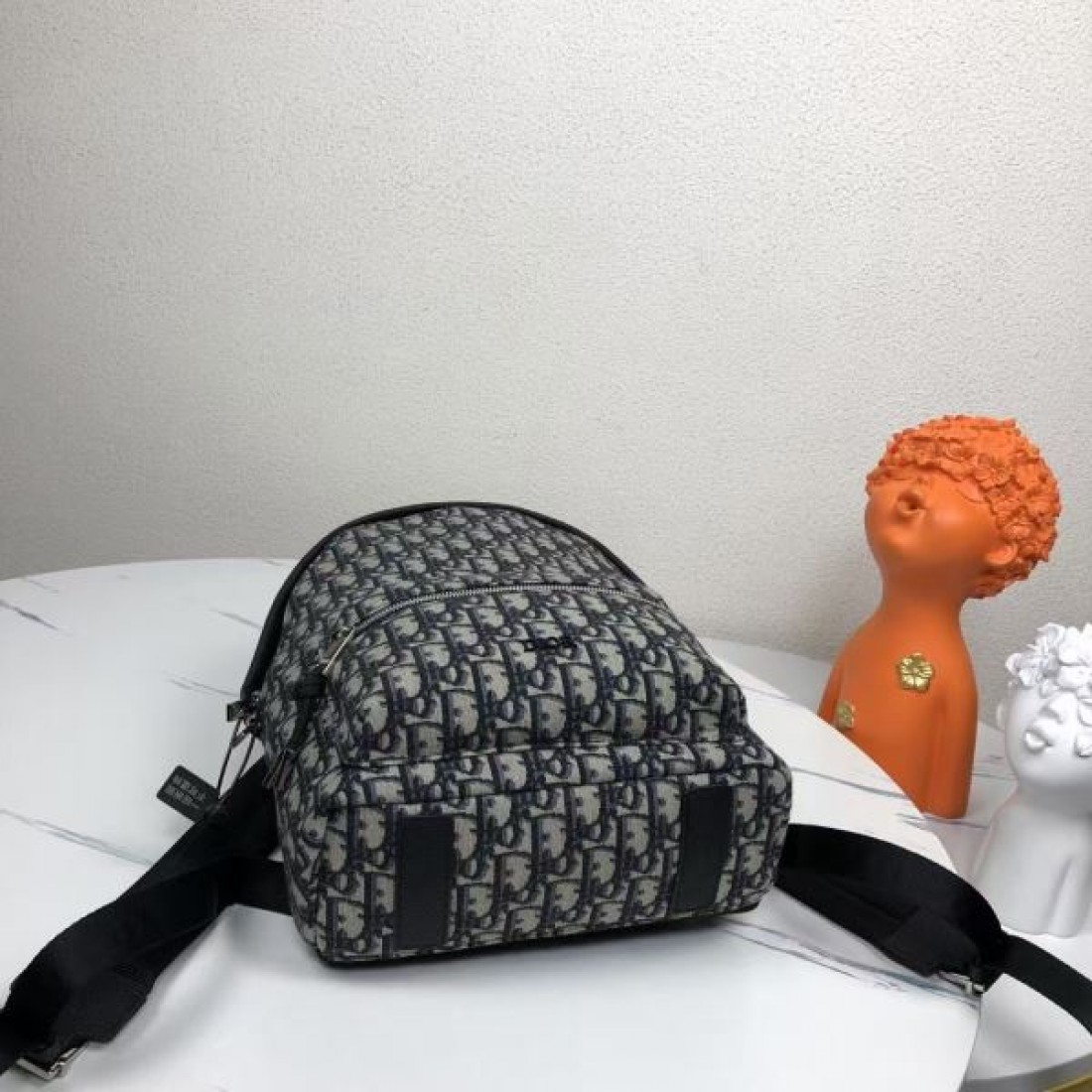 エレガントな印象を与える 洗練された DIOR コピー バックパック を手に入れて