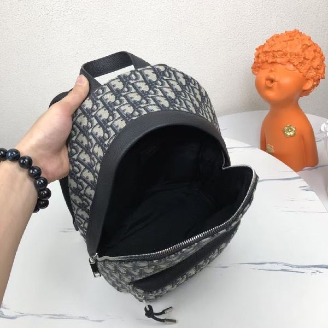 エレガントな印象を与える 洗練された DIOR コピー バックパック を手に入れて
