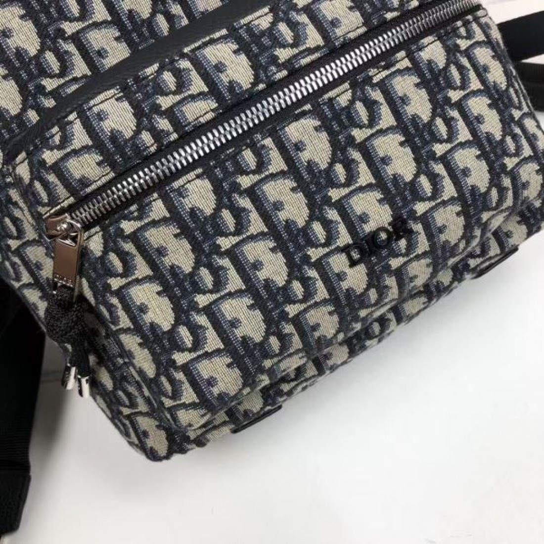 エレガントな印象を与える 洗練された DIOR コピー バックパック を手に入れて