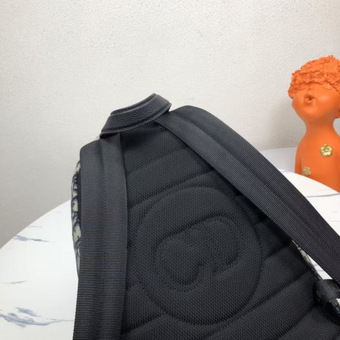 エレガントな印象を与える 洗練された DIOR コピー バックパック を手に入れて