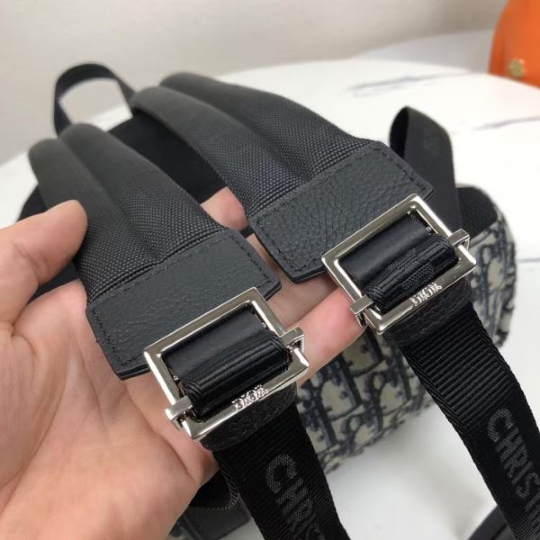 エレガントな印象を与える 洗練された DIOR コピー バックパック を手に入れて