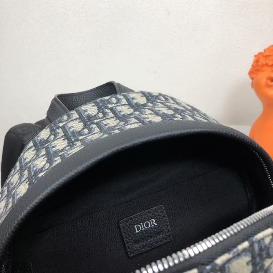 エレガントな印象を与える 洗練された DIOR コピー バックパック を手に入れて