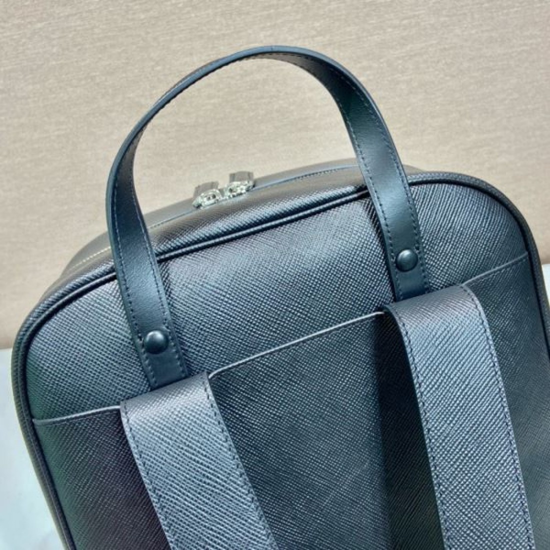  デザイン性の高い PRADA プラダ コピー バックパック で差をつけよう