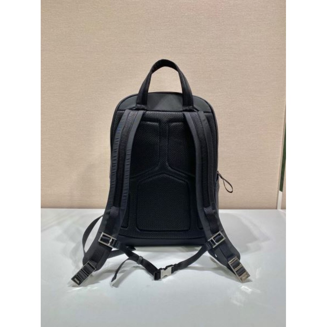 機能性とスタイルを兼備した PRADA プラダ コピー バックパック 人気急上昇中