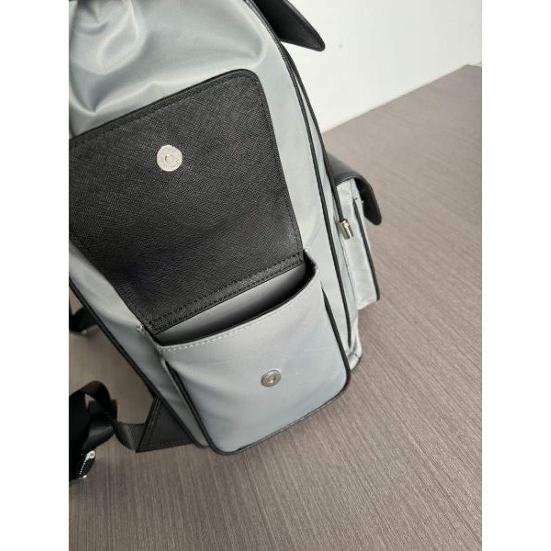 プラダ コピー バックパック PRADA 魅力的なデザインでスタイリッシュに