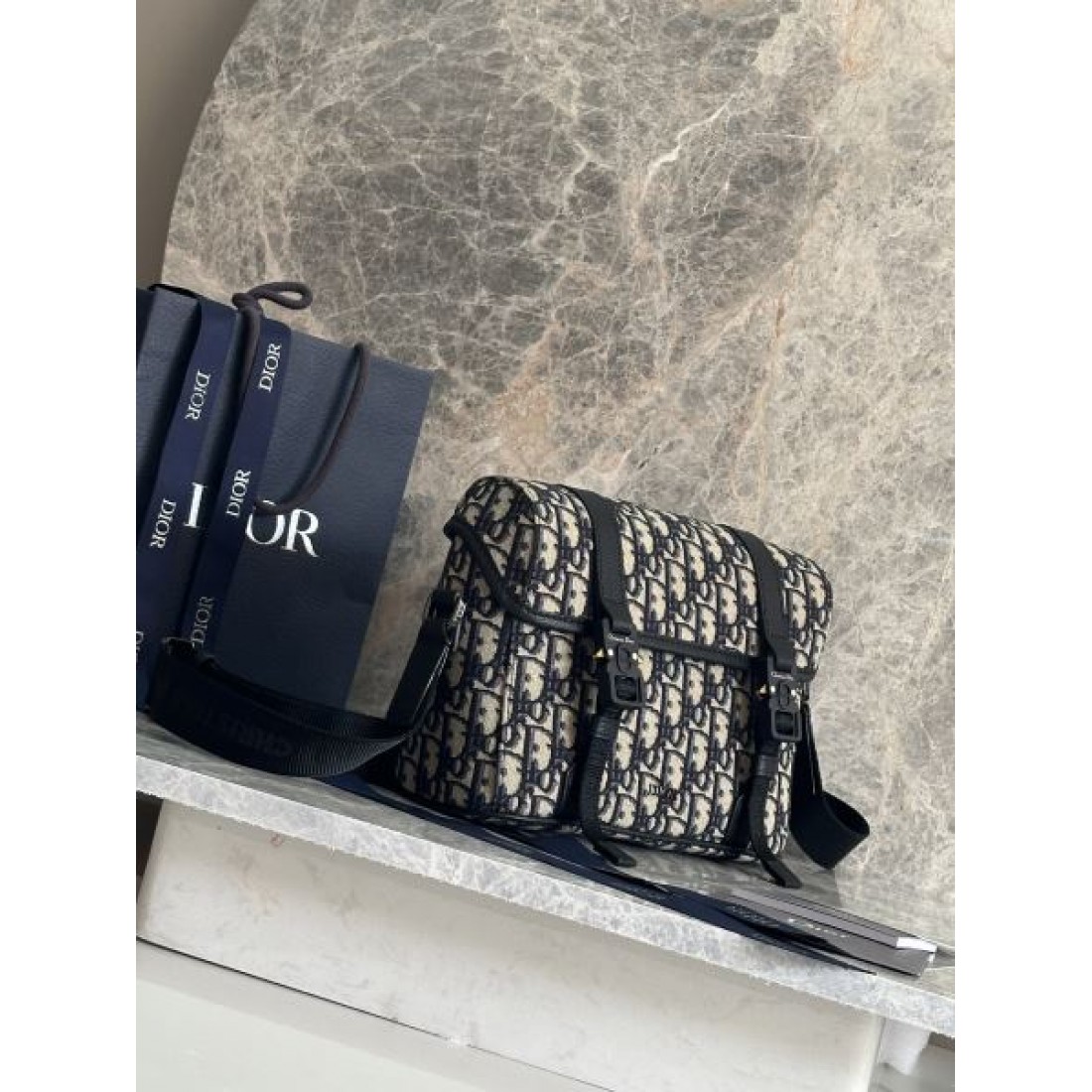 魅力的な DIOR コピー ショルダーバッグ 洗練されたディオールの逸品