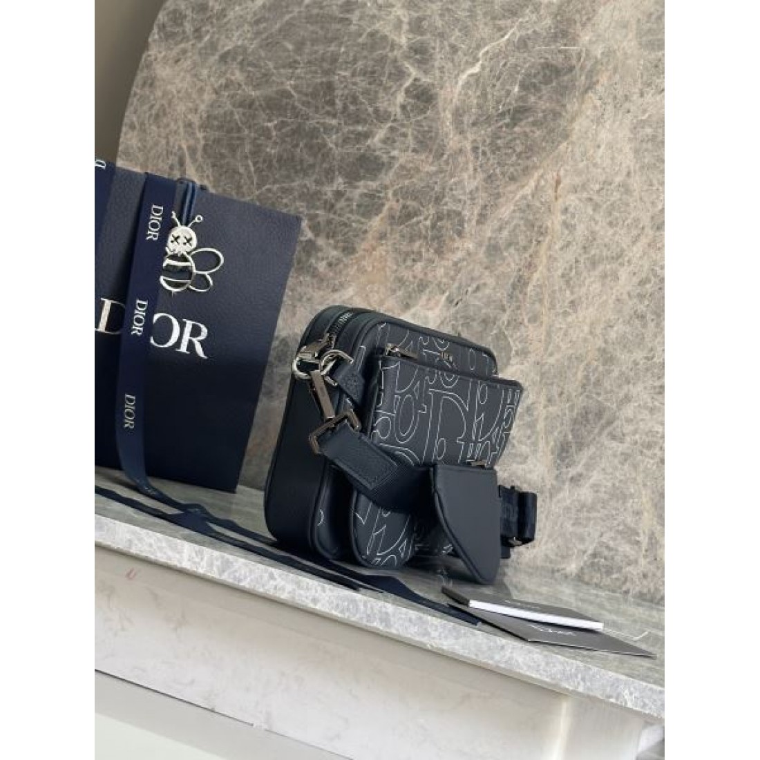 洗練された雰囲気漂う DIOR コピー ショルダーバッグ ディオールの美学