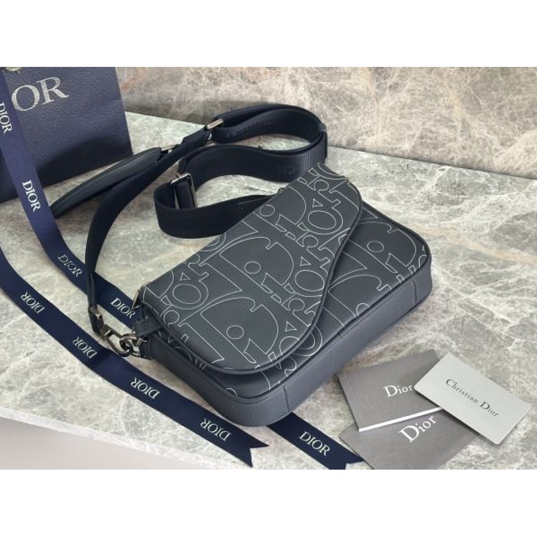 洗練された雰囲気漂う DIOR コピー ショルダーバッグ ディオールの美学
