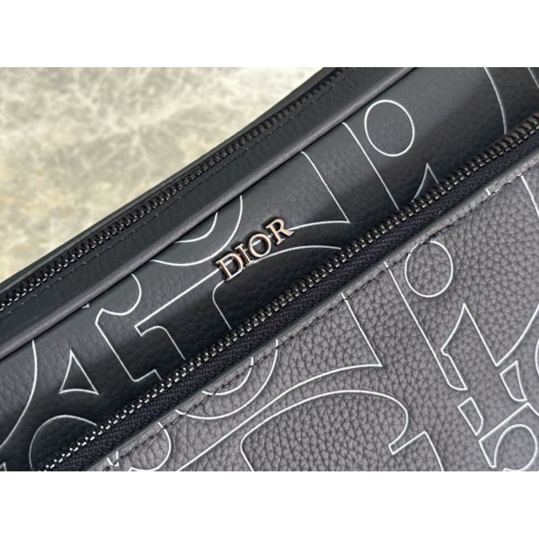 洗練された雰囲気漂う DIOR コピー ショルダーバッグ ディオールの美学
