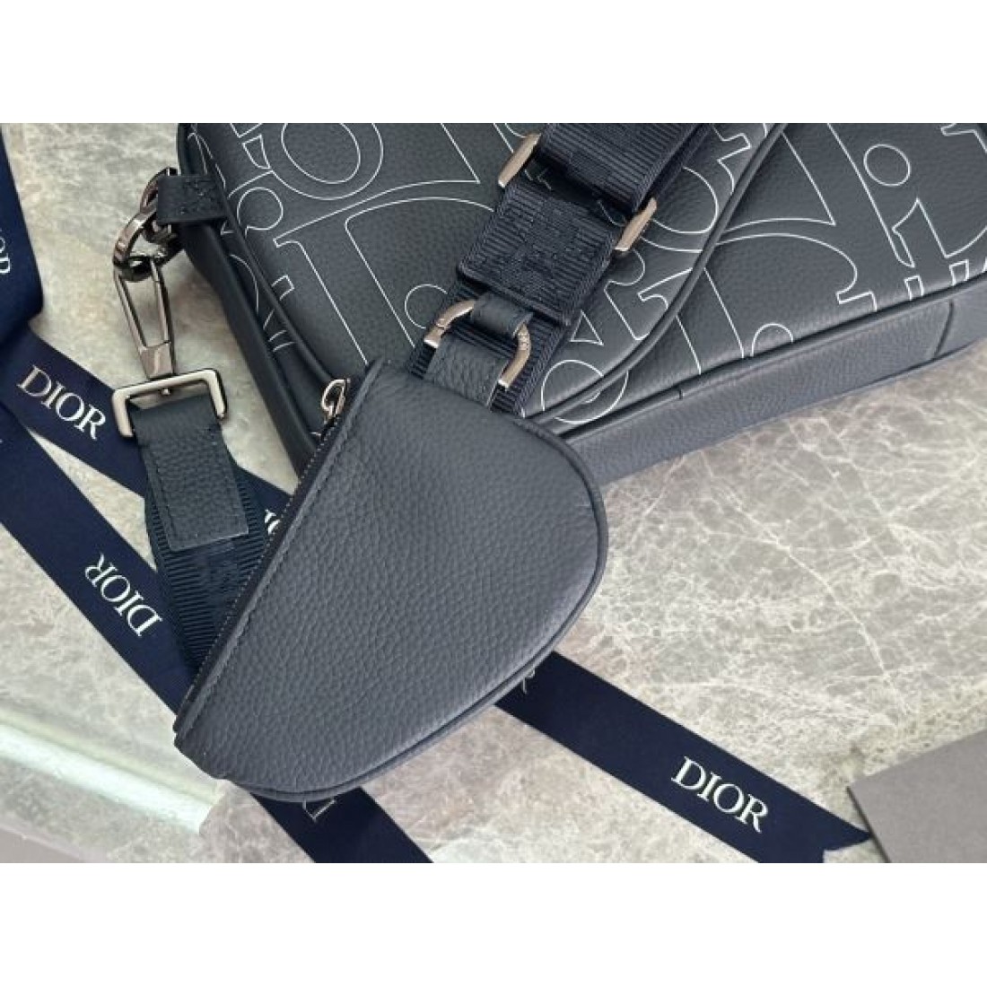 洗練された雰囲気漂う DIOR コピー ショルダーバッグ ディオールの美学