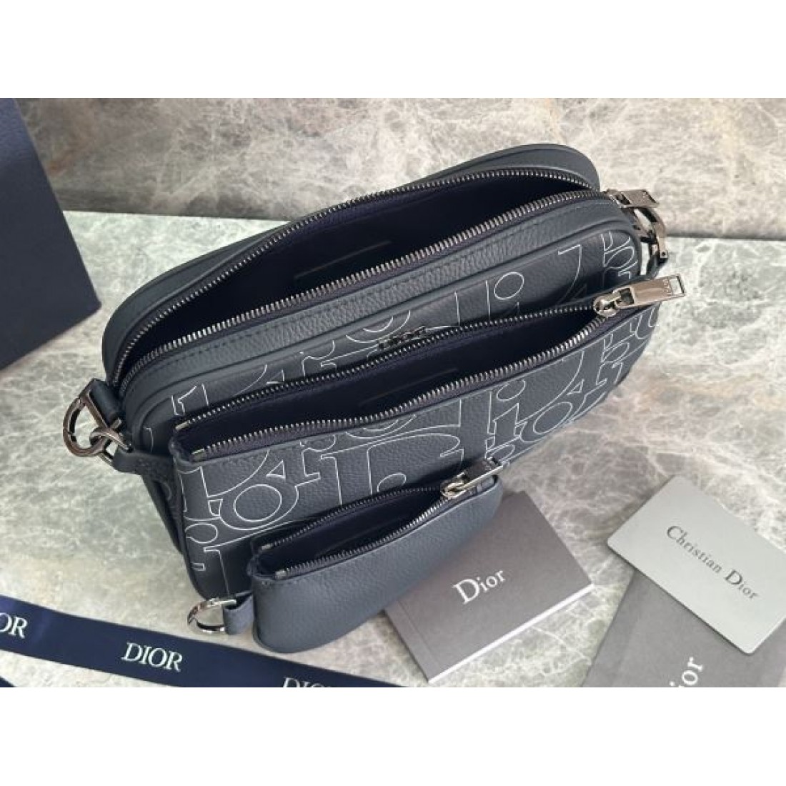 洗練された雰囲気漂う DIOR コピー ショルダーバッグ ディオールの美学