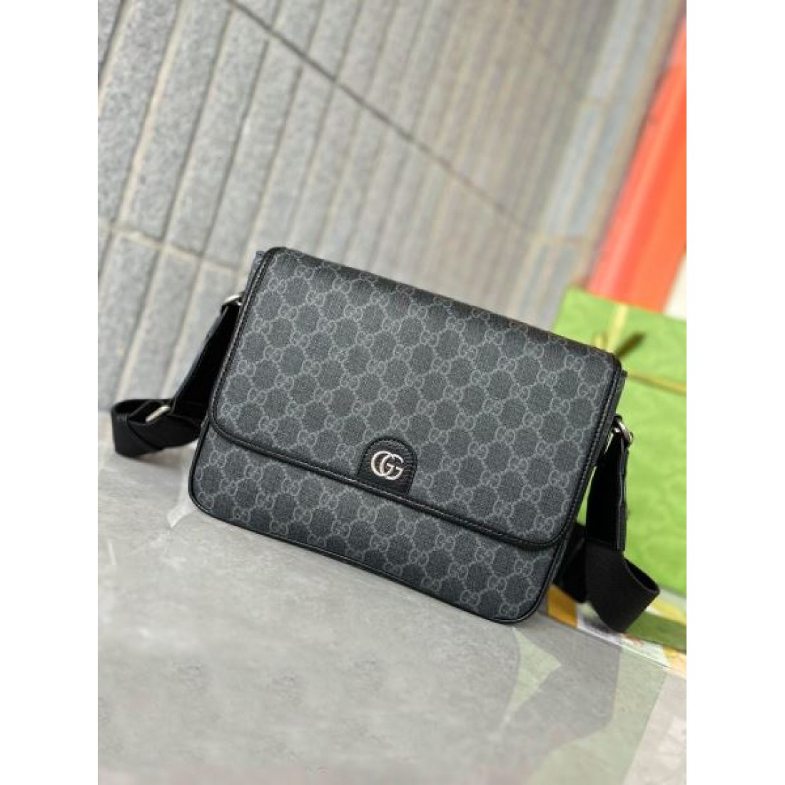 実用性も兼ね備えた GUCCI グッチ コピー ショルダーバッグ 軽快で