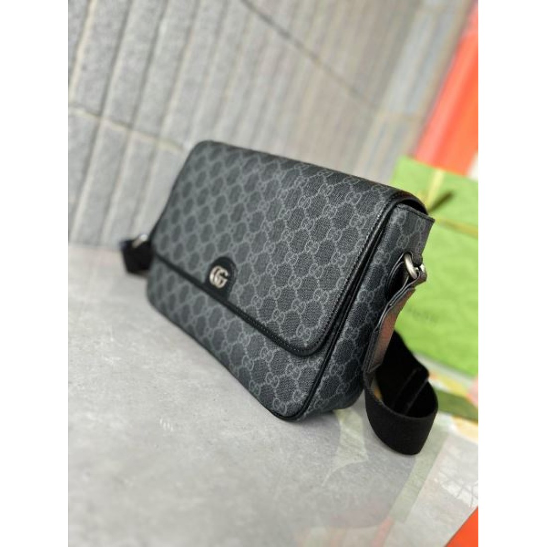 実用性も兼ね備えた GUCCI グッチ コピー ショルダーバッグ 軽快で
