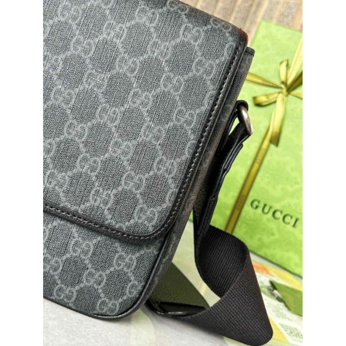 実用性も兼ね備えた GUCCI グッチ コピー ショルダーバッグ 軽快で
