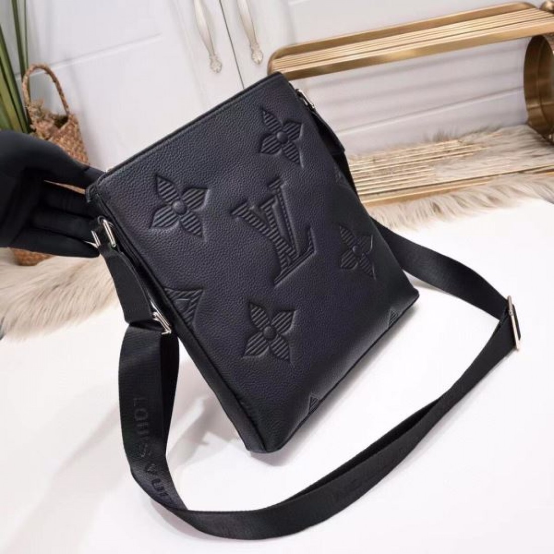 モダンで洗練された印象 LOUIS VUITTON コピー ショルダーバッグ ルイヴィトン